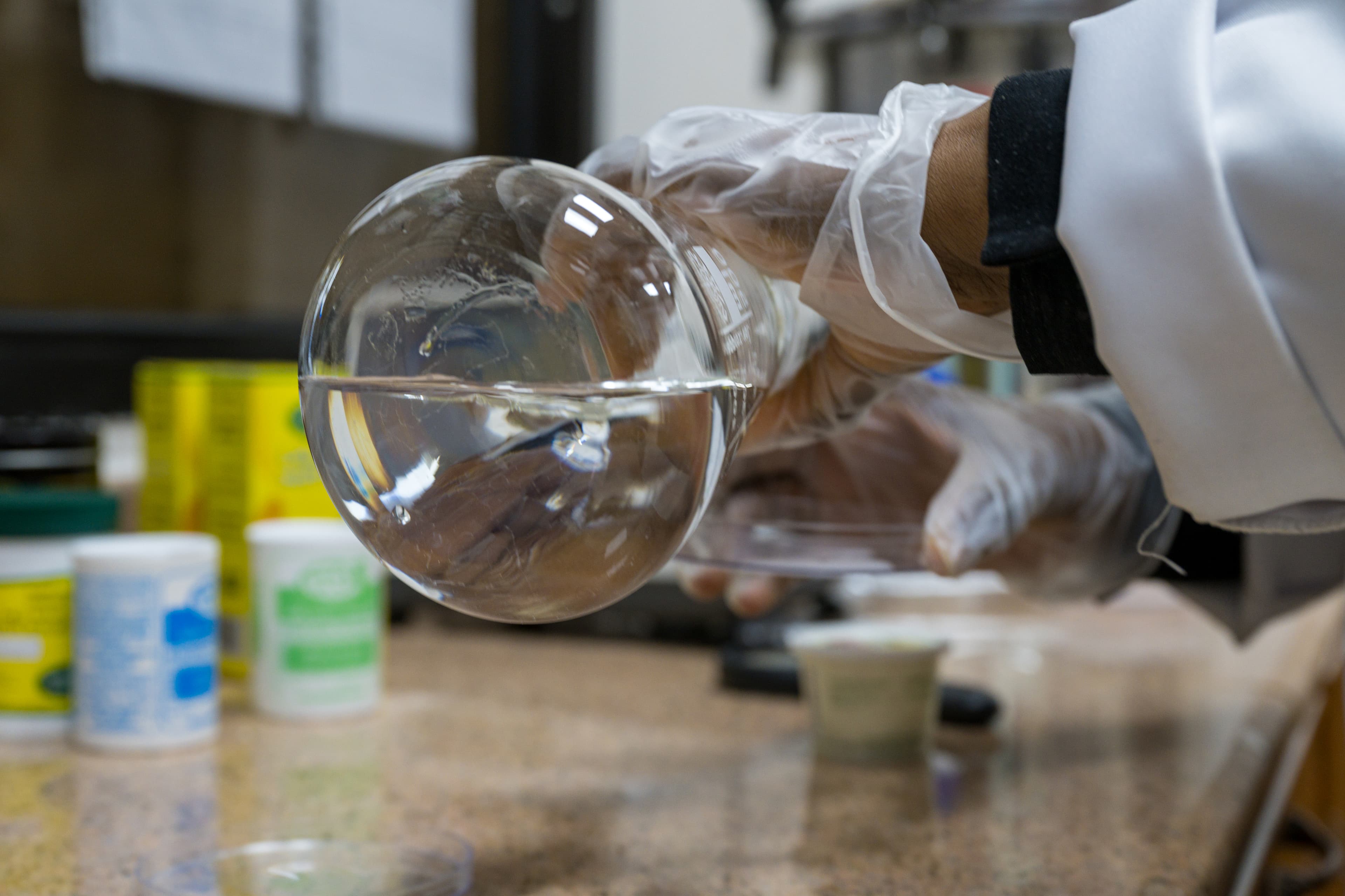 معمل لتحضير المكونات الغذائية